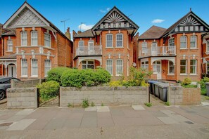 Exterior - Vibrant Willesden Green 2 Bedroom Flat (London)