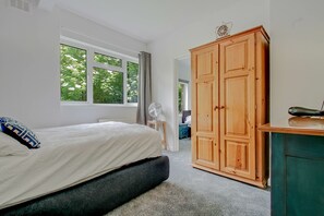 2 bedrooms, iron/ironing board, free WiFi