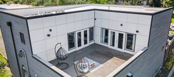 Modern Top Floor 2BR 1BA w Private Rooftop Patio South Hill Near Downtown