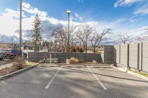 Property grounds - Modern Top Floor 2BR 1BA w Private Rooftop Patio South Hill Near Downtown (Spokane)