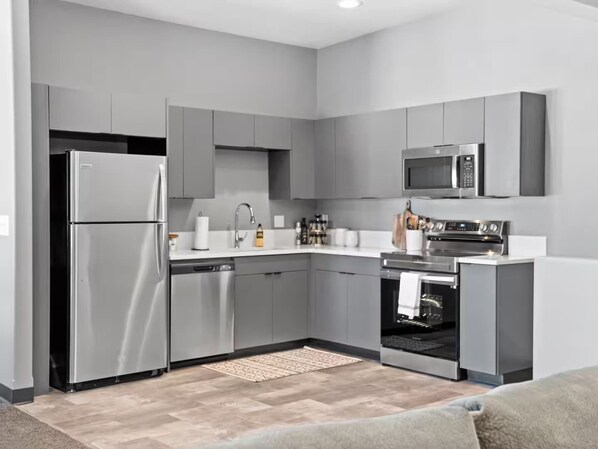 Fridge, microwave, oven, stovetop - Modern Top Floor 2BR 1BA w Private Rooftop Patio South Hill Near Downtown (Spokane)