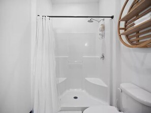 Shower, hair dryer, towels, soap - Modern Top Floor 2BR 1BA w Private Rooftop Patio South Hill Near Downtown (Spokane)