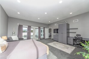 2 habitaciones, escritorio y tabla de planchar con plancha 