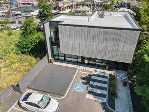 Exterior - Modern Top Floor 2BR 1BA w Private Rooftop Patio South Hill Near Downtown (Spokane)