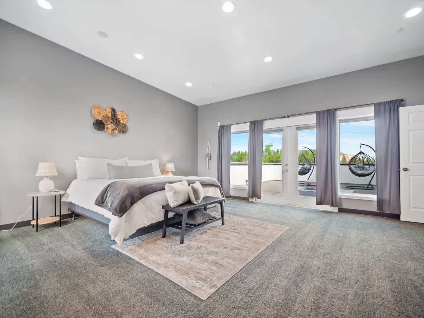 2 chambres, bureau, fer et planche à repasser, lit parapluie