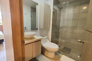 Toallas, jabón, papel de baño 