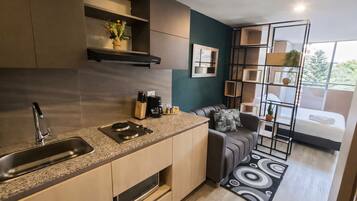 1 habitación, tabla de planchar con plancha, internet y ropa de cama