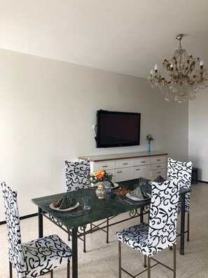 Apartamento conforto, vista para o oceano | Opções para refeição