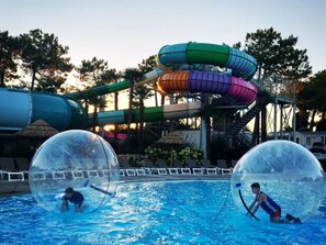 Parque acuático con piscina y toboganes.