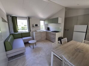 Interior - Mobile home 33m², 3 bedrooms, terrace (Isle-et-Bardais)