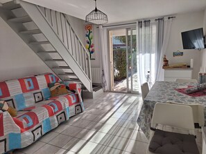 TV - Lodge for 5/6 people with terraces and parking, 700m from beach (Valras-Plage)