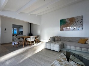 TV - Renovated Villa in La Palmyre - Sleeps 6 - Air Conditioning - Wifi - Parking (La Palmyre)