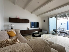 TV - Renovated Villa in La Palmyre - Sleeps 6 - Air Conditioning - Wifi - Parking (La Palmyre)