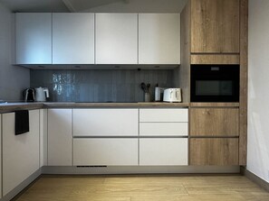 Fridge, microwave, stovetop, dishwasher - Renovated Villa in La Palmyre - Sleeps 6 - Air Conditioning - Wifi - Parking (La Palmyre)