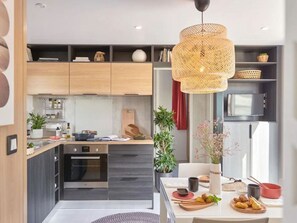 Microwave, dishwasher, coffee/tea maker, toaster - Mobile Home 34m² with Terrace - 2 Bedrooms, Sleeps 4 (Saint-Jean-de-Monts)