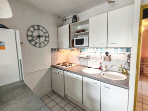 Kühlschrank, Mikrowelle, Herdplatte, Geschirrspüler