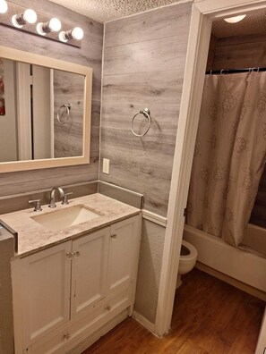 Secadora de cabello, toallas, jabón, papel de baño 