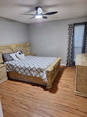 1 habitación, tabla de planchar con plancha y ropa de cama 