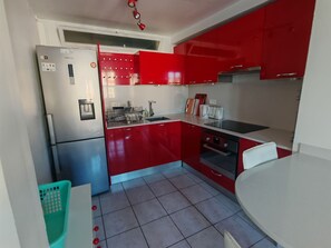 Fridge, stovetop, dishwasher, coffee/tea maker - Charming apartment in Port-Vendres, port view. Ideal for seaside holidays (Port-Vendres)