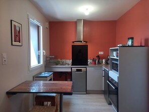 Een koelkast, een magnetron, een oven, een vaatwasser