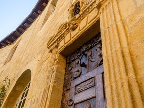 A stone building with an arched doorway and detailed carvings. - 2* Cottage with shared pool and rustic charm in nature (Gourdon)