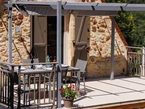 Outdoor dining - 2* Cottage with shared pool and rustic charm in nature (Gourdon)