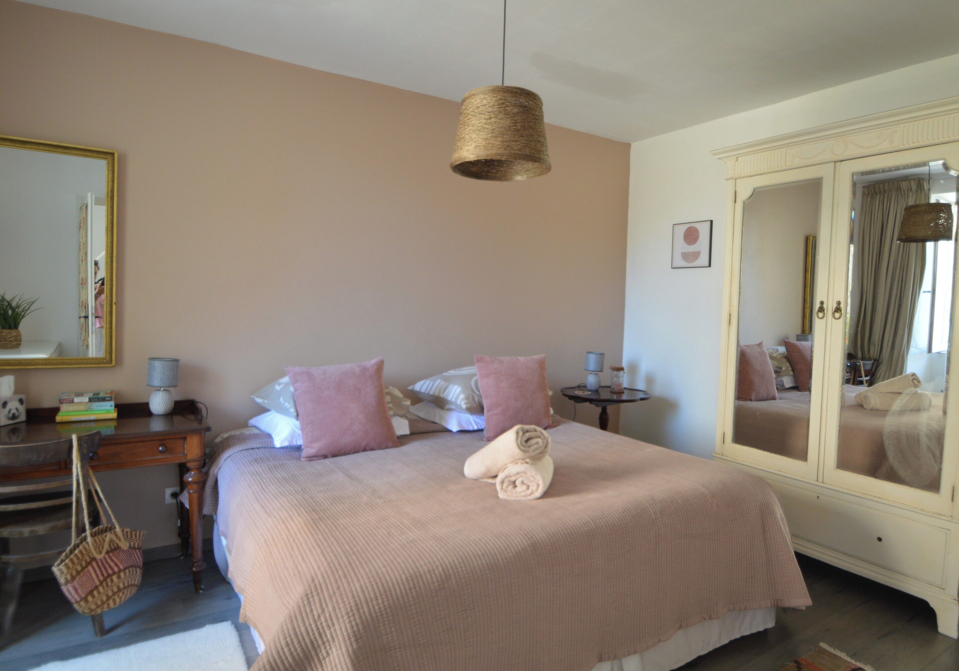 1 chambre, fer et planche à repasser, lit parapluie, Wi-Fi gratuit