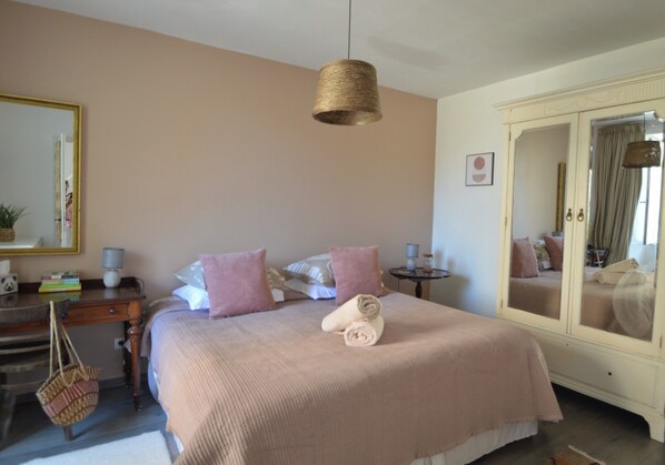 1 bedroom, iron/ironing board, travel cot, free WiFi - Pet-Friendly Dordogne Getaway for two people! (Badefols-d'Ans)