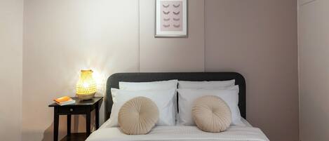 Tabla de planchar con plancha, wifi, ropa de cama