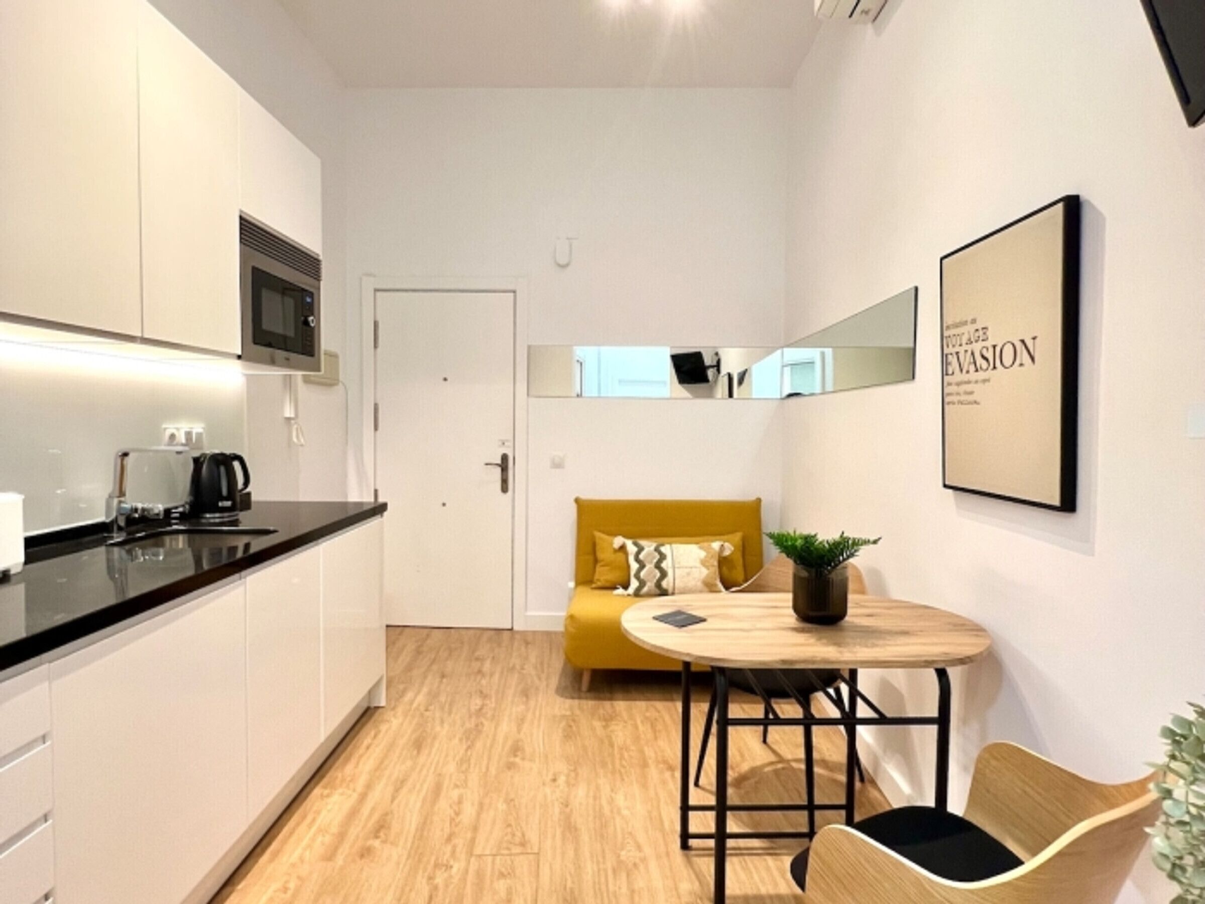 Micro-ondes, cafetière/bouilloire, grille-pain