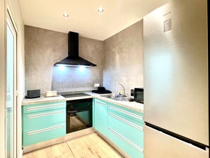 Fridge, microwave, oven, toaster - Charming house near the beach with air conditioning (Málaga)