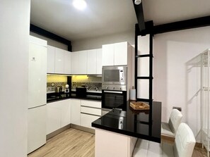 Fridge, microwave, oven, coffee/tea maker - Elegant duplex in central Malaga, near the beach (Málaga)