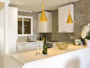 Fridge, microwave, toaster - Elegant apartment in Malaga with rooftop pool (Málaga)
