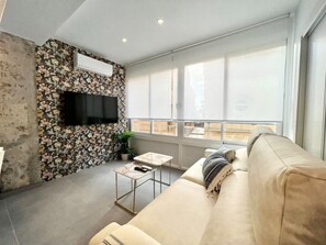 TV - Bright apartment at Malagueta beach with private terrace (Málaga)