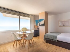 Free WiFi - Seaside Studio Retreat in Malaga (Málaga)