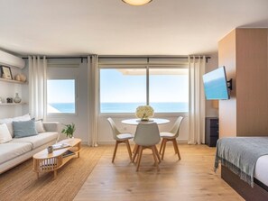Free WiFi - Seaside Studio Retreat in Malaga (Málaga)
