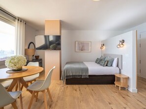 Free WiFi - Seaside Studio Retreat in Malaga (Málaga)