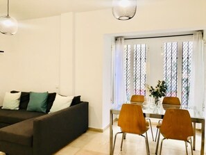 TV - Apartment with Rooftop Pool in Historic Center of Malaga (Málaga)