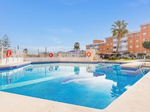 Pool - Torremolinos: Family relaxation with a lovely terrace. (Torremolinos)