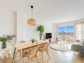 TV - Torremolinos: Family relaxation with a lovely terrace. (Torremolinos)