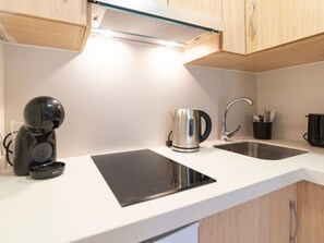 Fridge, microwave, coffee/tea maker, toaster - Spacious apartment with air conditioning near Malaga museums (Málaga)