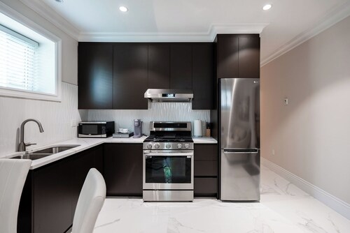 Luxury Modern Suite 2Bed 2 Bath Private Gym • Chic Design