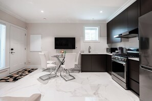 Réfrigérateur, four à micro-ondes, un four, surface de cuisson