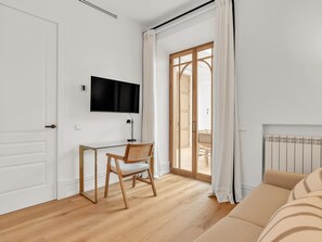 TV - Exclusive Apartment in Malaga, Near Beach (Málaga)