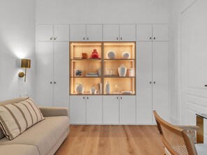 TV - Exclusive Apartment in Malaga, Near Beach (Málaga)