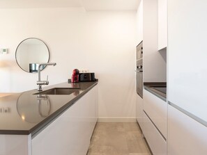 Fridge, coffee/tea maker - Modern apartment with pool and coworking in Málaga (Málaga)