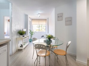 Dining - Modern apartment 5 mins from El Palo Beach, close to Málaga center (Málaga)