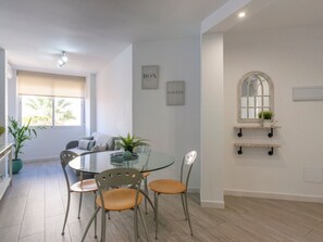 Dining - Modern apartment 5 mins from El Palo Beach, close to Málaga center (Málaga)
