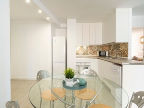 Refrigerador, microondas, cafetera y tetera y tostadora 