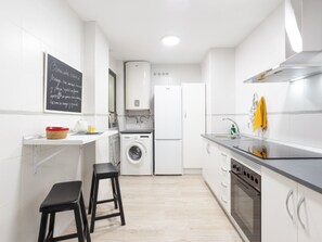 Refrigerador, microondas, horno y cafetera y tetera 